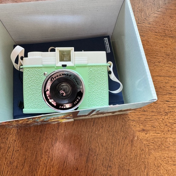 Special Edition Diana F+ Clone: Dreamer by Lomography - Mint Film Camera - Picture 4 of 11